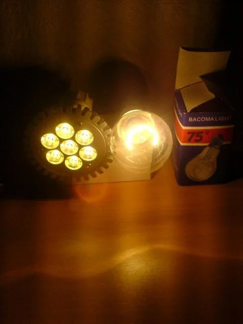 E27 7W šiltai balta LED lemputė